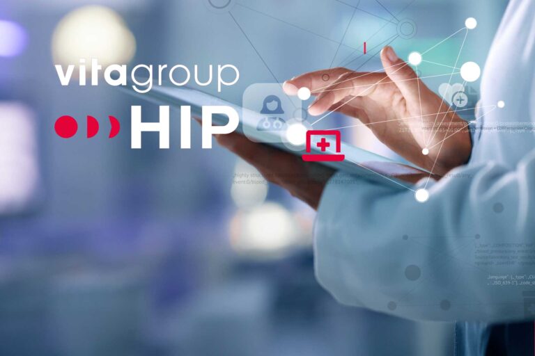 Offene Plattformen Integrationsprobleme Mensch am Tablet löst Probleme der Systemintegration mit offenen Plattformen